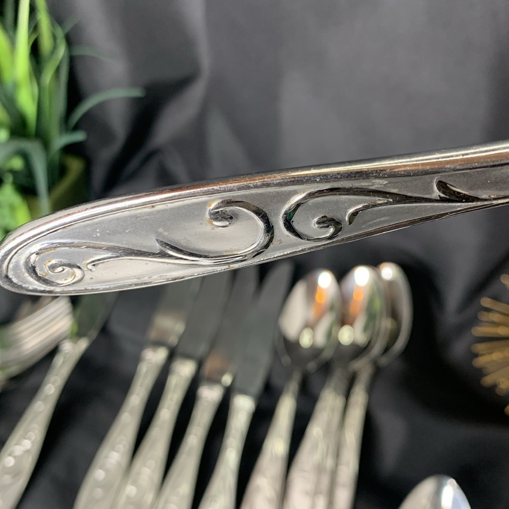 Oneida MANDERLY 28 piece Oneida flatware and serving set - Picture 11 of 12